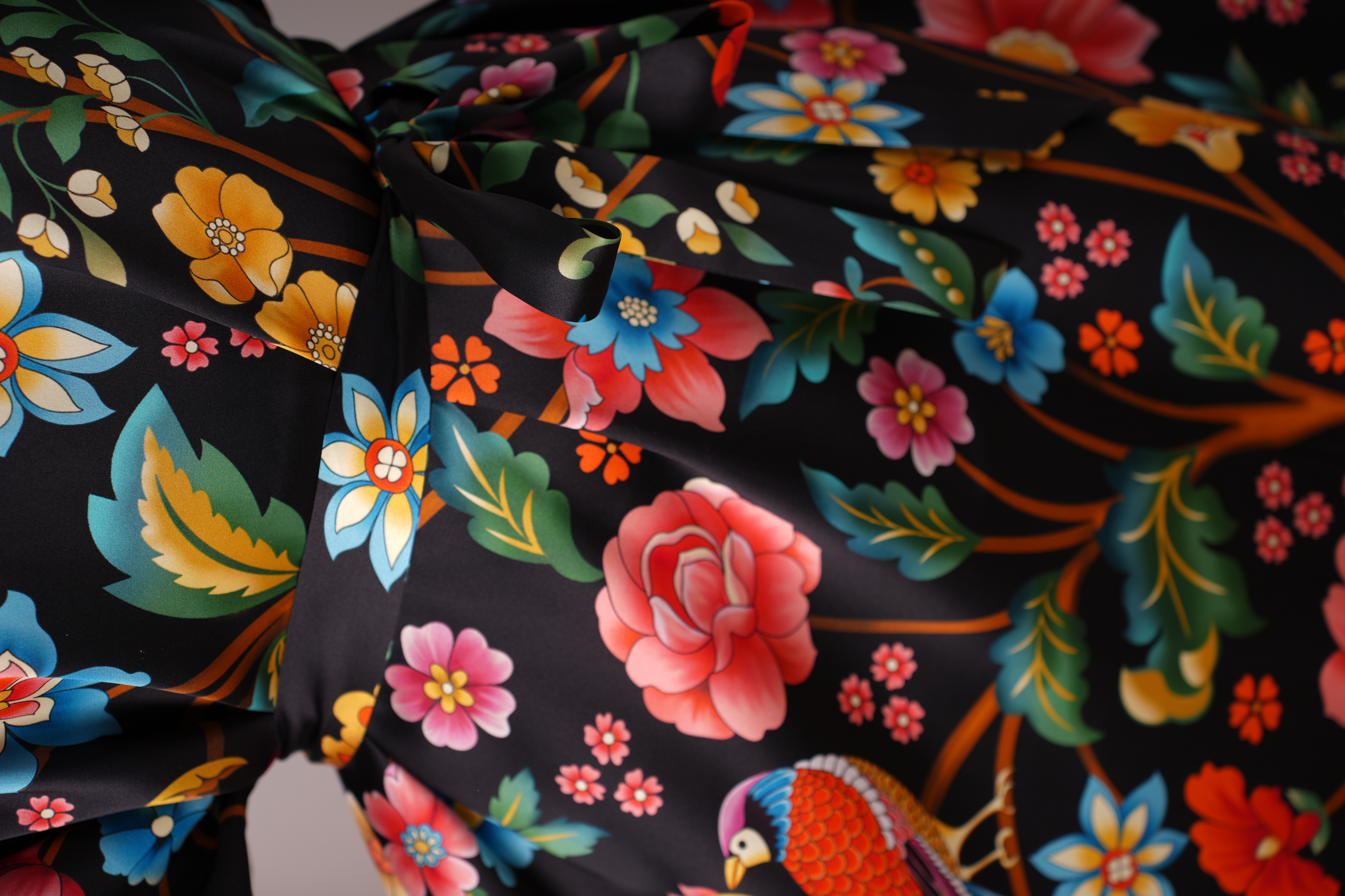 Detail látky – hedvábí Gucci